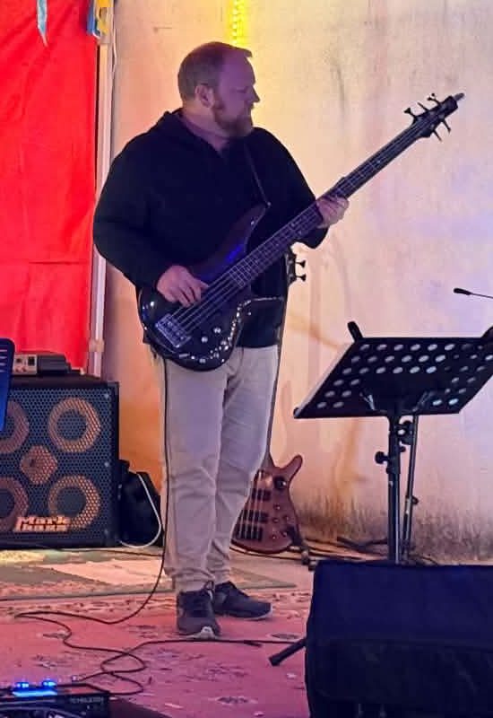 Le bassiste de K7 en concert